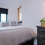Modern Spacious Sleeps 5 Free High-speed Wi-fi Daire Manchester