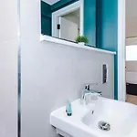 Modern Spacious Sleeps 5 Free High-speed Wi-fi Daire *