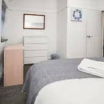 Family-friendly With Free Parking And Workspace Villa Manchester