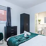 New, Luxe 2br, Manchester, Pool Table, Parking, Balcony, Ps4 * Manchester