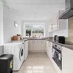 Ferienhaus Group - Access To Central, Coop, Etihad *