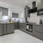 Spacious Home, Contractor Stay, Prime Location Manchester