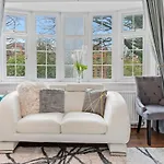 Modern 4 Bedroom House For 9 Guests With Free Parking By The Cosy Corner Nationwide