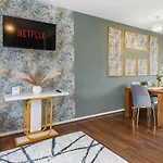 Apartmán Modern 4 Bedroom House For 9 Guests With Free Parking By The Cosy Corner Nationwide