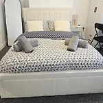 Machester Oldham Accomodation-sleeps 6 -2br *