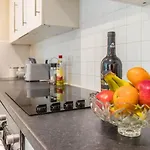 Апартаменты Modern Near Mediacity, Airport And Old Trafford With Secure Parking Манчестер