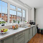 Modern 4 Bedroom House For 9 Guests With Free Parking By The Cosy Corner Nationwide