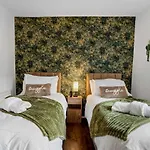 Modern 4 Bedroom House For 9 Guests With Free Parking By The Cosy Corner Nationwide Apartmán Manchester