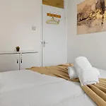 Modern 4 Bedroom House For 9 Guests With Free Parking By The Cosy Corner Nationwide