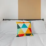 Modern 4 Bedroom House For 9 Guests With Free Parking By The Cosy Corner Nationwide *