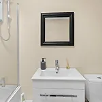 Modern 4 Bedroom House For 9 Guests With Free Parking By The Cosy Corner Nationwide *