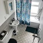 The Hive 2-bed With Kitchen And Private Bathroom In Lively Monton Village - Sleeps 4 - Free Wifi - Parking Nearby *