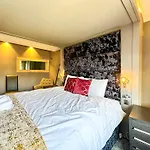5br Jacuzzi, Garden & Parking Holiday home *