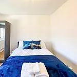 5br Jacuzzi, Garden & Parking Holiday home