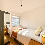 Holiday home 5br Jacuzzi, Garden & Parking Manchester