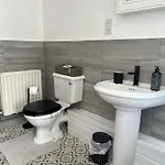 Apartment The Hive 2-bed With Kitchen And Private Bathroom In Lively Monton Village - Sleeps 4 - Free Wifi - Parking Nearby *
