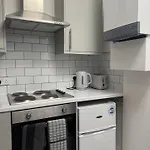 Apartment The Hive 2-bed With Kitchen And Private Bathroom In Lively Monton Village - Sleeps 4 - Free Wifi - Parking Nearby