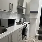 Apartment The Hive 2-bed With Kitchen And Private Bathroom In Lively Monton Village - Sleeps 4 - Free Wifi - Parking Nearby