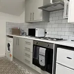 Apartment The Hive 2-bed With Kitchen And Private Bathroom In Lively Monton Village - Sleeps 4 - Free Wifi - Parking Nearby