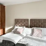 Ashton Co-living - Private Self-cater Tatil Evi *