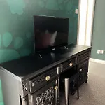 The Hive 2-bed With Kitchen And Private Bathroom In Lively Monton Village - Sleeps 4 - Free Wifi - Parking Nearby *