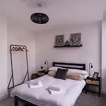 Stayzeni, Alexandra Rise Sleek 1 Bed Daire
