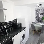 Modern 3 Bed House In Salford With Free Parking