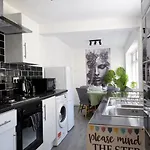 Modern 3 Bed House In Salford With Free Parking
