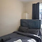 Modern 3 Bed House In Salford With Free Parking マンチェスター