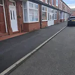 Modern 3 Bed House In Salford With Free Parking *