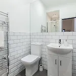 Park House - Large 3 Bedroom Victorian House, 10 Mins From