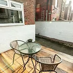 Park House - Large 3 Bedroom Victorian House, 10 Mins From Tatil Evi Manchester