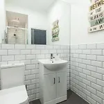 Park House - Large 3 Bedroom Victorian House, 10 Mins From *
