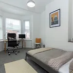 Park House - Large 3 Bedroom Victorian House, 10 Mins From * Manchester