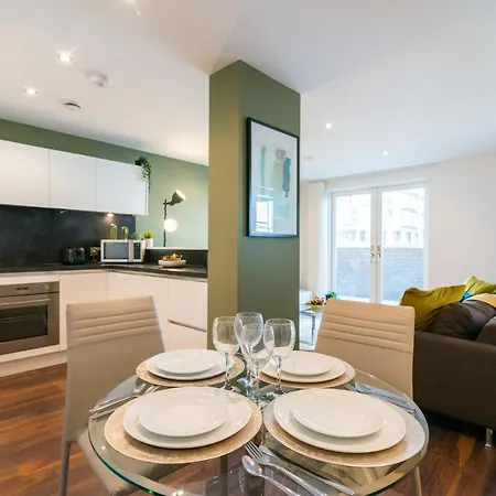 City Centre 2 Bedroom Luxury Townhouse - With An Outdoor Hot Tub Manchester