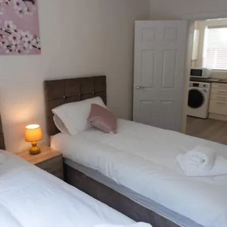 Gorgeous Ground Floor + Free Parking *