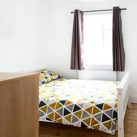 Fantastic Large House Sleeps Up To 14 People *