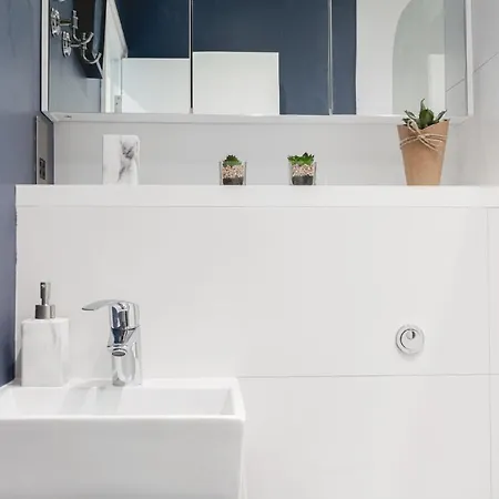 Stunning Designer 2 Bed In Heart Of City