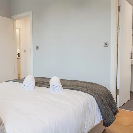 Stunning Designer 2 Bed In Heart Of City *