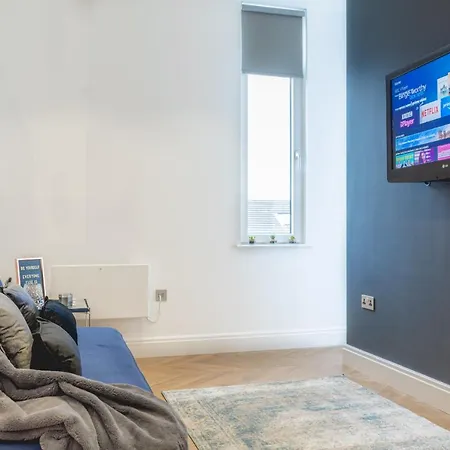 Stunning Designer 2 Bed In Heart Of City *