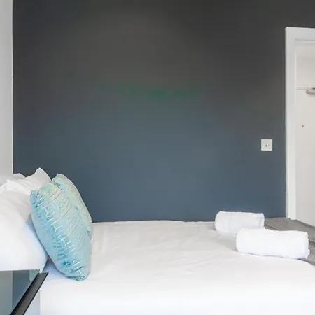 Апартаменты Stunning Designer 2 Bed In Heart Of City
