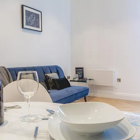 Stunning Designer 2 Bed In Heart Of City *