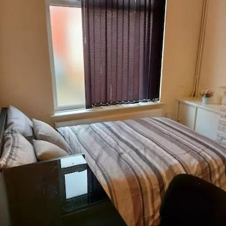 Bright And Spacious 3 Bed House מנצ'סטר