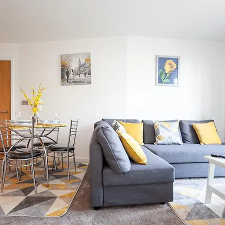 Deluxe 2 Bedroom Apartment With Balcony * Manchester