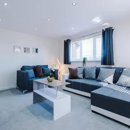 Vidale Court, 3 Bedroom House With River Irwell View, Sleeps 6