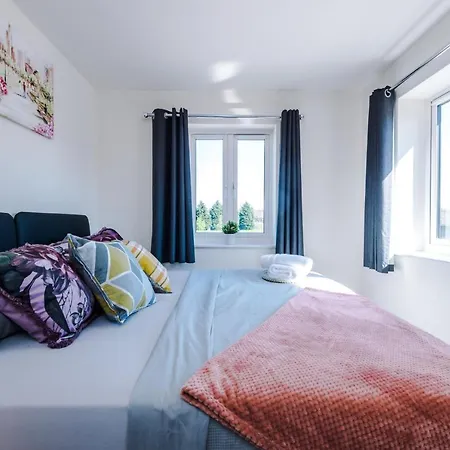 Vidale Court, 3 Bedroom House With River Irwell View, Sleeps 6 *