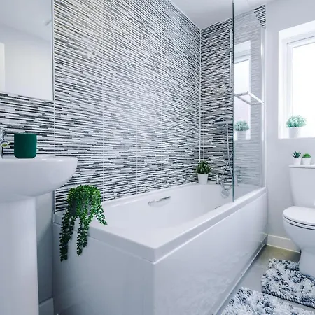 Vidale Court, 3 Bedroom House With River Irwell View, Sleeps 6