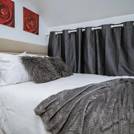 City-centre With Dedicated Workspace, Sleeps 4 Apartman