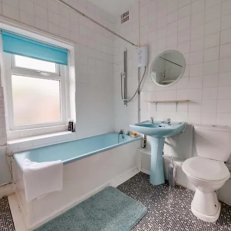 Pass The Keys 3 Bed Home Ideally Situated In Old Trafford Manutd מנצ'סטר