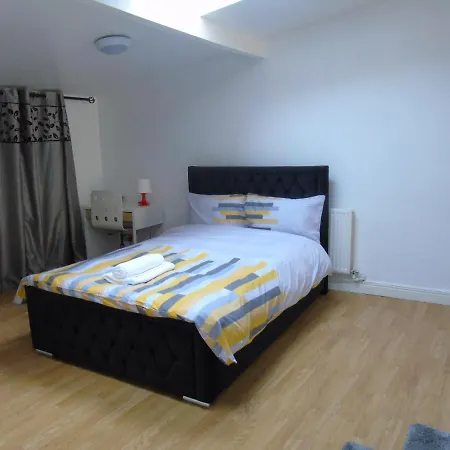 בית נופש Lovely 5-Bed House In Manchester *